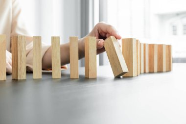 Ahşap blok oyunu oynayan iş kadınlarının elleri. Ticari büyüme ve başarı için yönetim riski ve strateji planlarını kabul et.