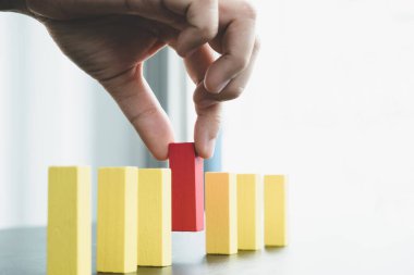 Ahşap blok oyunu oynayan iş kadınlarının elleri. Ticari büyüme ve başarı için yönetim riski ve strateji planlarını kabul et.