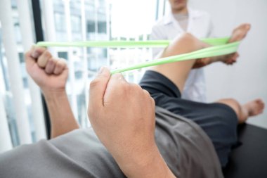 Erkek hastalar muayene ve tedavi için diz ağrısı olan fizyoterapistlere danıştılar. Rehabilitasyon fizyoterapi konsepti.