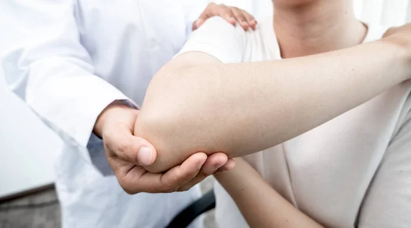 Male Physiotherapists Provide Assistance Male Patients Elbow Injuries Examine Patients — Stock Photo, Image