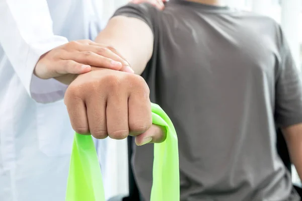 Vrouwelijke Fysiotherapeuten Helpen Mannelijke Patiënten Met Armblessures Armen Trekken Spierontspanning — Stockfoto