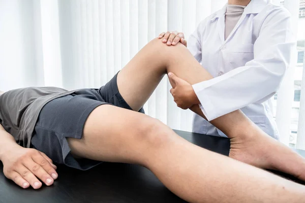 Male Patients Consulted Physiotherapists Knee Pain Problems Examination Treatment Rehabilitation — Stock Photo, Image