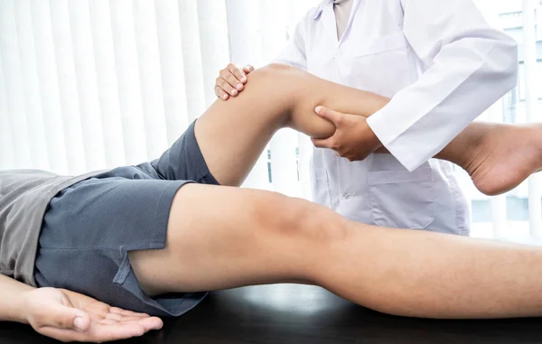 Mannelijke Patiënten Geraadpleegd Fysiotherapeuten Met Kniepijn Problemen Voor Onderzoek Behandeling — Stockfoto