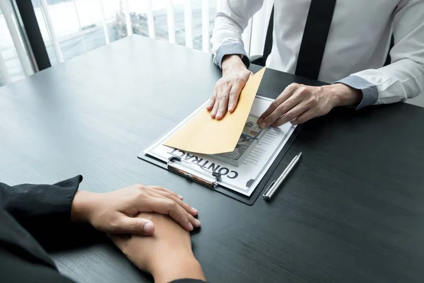 Geschäftsleute Schließen Eine Vereinbarung Mit Dem Geld Das Sein Partner — Stockfoto