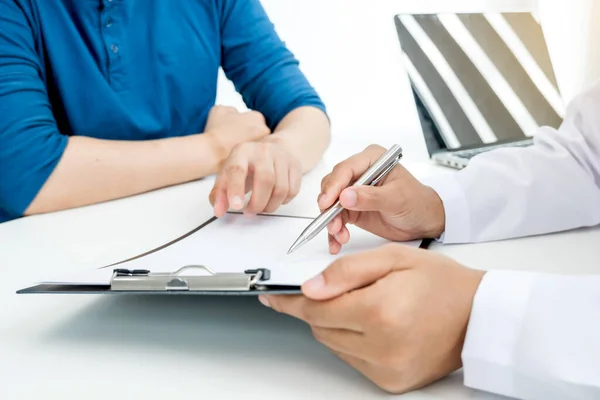 Kadın doktor hastanın geçmişinin incelenmesine oturdu ve semptomları netleştirmek için hastayı dinlemeye hazırdı. Tedavi ve sağlık kavramı.