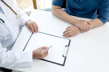 Hastaları tedavi eden kadın doktorlar fiziksel muayeneden sonra sonuçları dinlemek ve tıbbi bilgileri açıklamak ve hastalığı teşhis etmek için randevu alıyorlar. Tıbbi kavramlar ve sağlık.