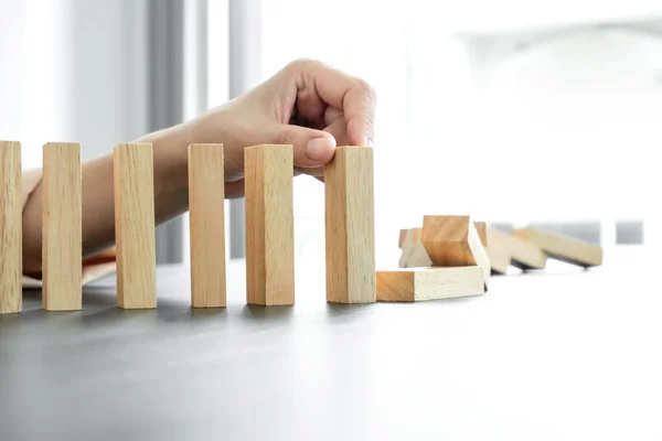 木製のブロックゲームをプレイビジネス女性の手 事業成長と成功のための経営計画と戦略計画のリスク — ストック写真