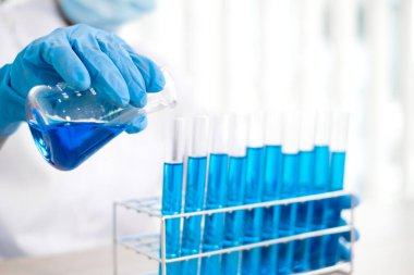 Tıp bilimcileri kimyasal laboratuarlardaki viral verileri analiz etmek için tüp bebek kimyasalları üzerinde deney yaptılar. Bilimsel araştırma kavramları.