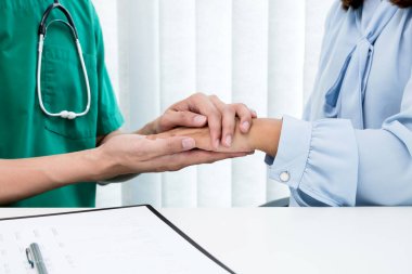 Erkek doktorlar el sıkışmak, kadın hastalar, güven vermek ve sağlık hizmetlerine önem vermek için dostça bir el kullanırlar. Tıbbi kavramlar ve sağlık.