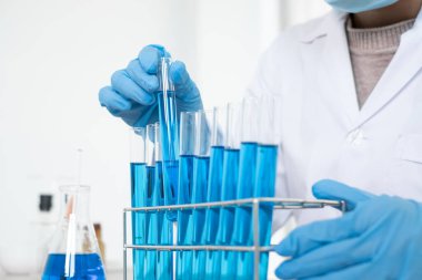 Tıp bilimcileri kimyasal laboratuarlardaki viral verileri analiz etmek için tüp bebek kimyasalları üzerinde deney yaptılar. Bilimsel araştırma kavramları.