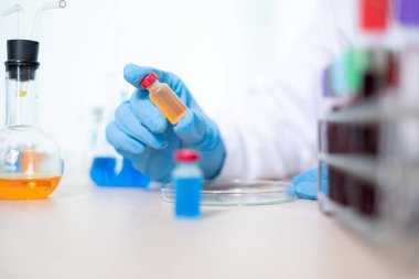 Profesyonel doktorlar aşı önleme ve viral enfeksiyonlardan korunmak için aşı örnekleri test edip analiz ederler. Tıbbi ve sağlık hizmetleri kavramları.