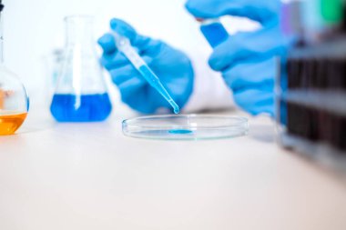 Profesyonel doktorlar aşı önleme ve viral enfeksiyonlardan korunmak için aşı örnekleri test edip analiz ederler. Tıbbi ve sağlık hizmetleri kavramları.