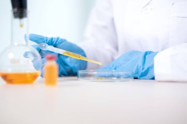 Profesyonel doktorlar aşı önleme ve viral enfeksiyonlardan korunmak için aşı örnekleri test edip analiz ederler. Tıbbi ve sağlık hizmetleri kavramları.