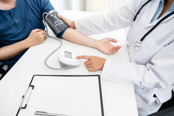 Medico Misurato Pressione Sanguigna Paziente Esaminato Battito Cardiaco Parlato Assistenza — Foto Stock