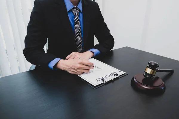 Профессиональные Адвокаты Мужчины Работающие Юридической Фирме Имеют Молоток Судей Документы — стоковое фото