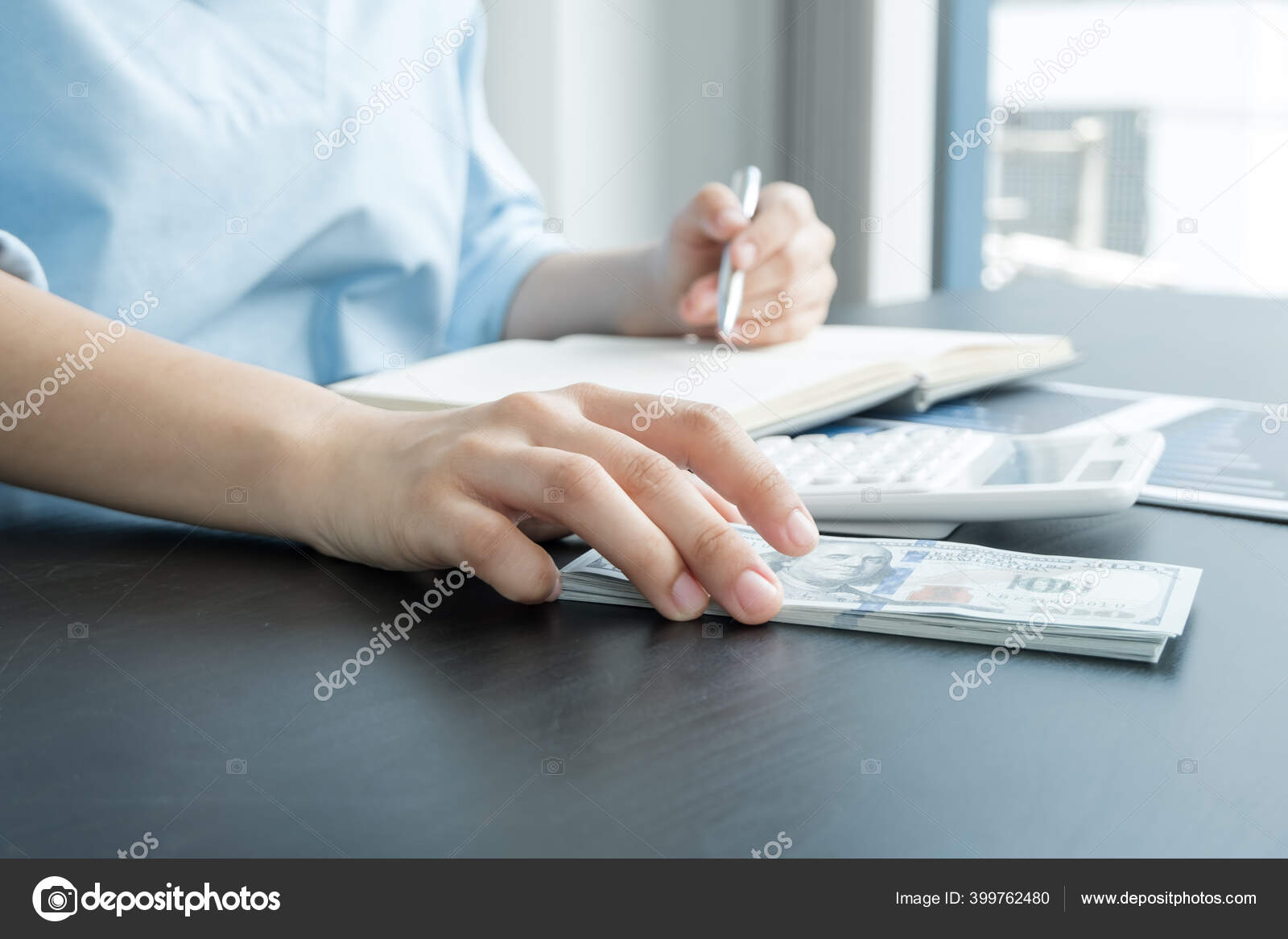 여성들의 달러를 보유하고 있으며 은퇴를 성공적 경제적 사업을 계산기 계산기 — 스톡 사진 © Orathai164 #399762480