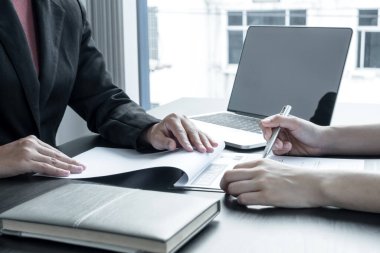 İş adamlarının bir özgeçmişi var ve iş görüşmeleri için iş başvurularıyla konuşuyorlar. Kariyerleri ve şirketteki kişisel geçmişi hakkında. İşe alım kavramları.