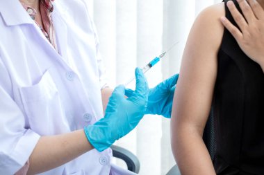 Erkek doktorlar hastanelerde, sağlık hizmetlerinde ve tıbbi konseptlerde salgın hastalıkları önlemek için şırıngalarla aşılandılar..