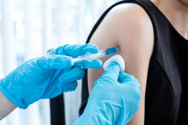 Erkek doktorlar hastanelerde, sağlık hizmetlerinde ve tıbbi konseptlerde salgın hastalıkları önlemek için şırıngalarla aşılandılar..