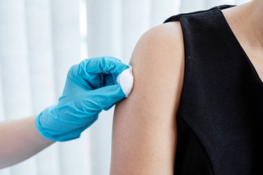 Erkek doktorlar hastanelerde, sağlık hizmetlerinde ve tıbbi konseptlerde salgın hastalıkları önlemek için şırıngalarla aşılandılar..