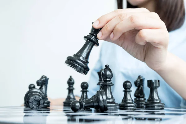 Satranç turnuvalarında satranç oynayan iş kadınlarının elleri liderlik, takipçiler ve stratejik planlar, iş başarısı oluşturma süreçleri ve takım çalışmalarını gösteriyor..