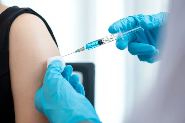 Médicos Varones Vacunados Con Jeringas Para Prevenir Epidemias Hospitales Atención —  Fotos de Stock