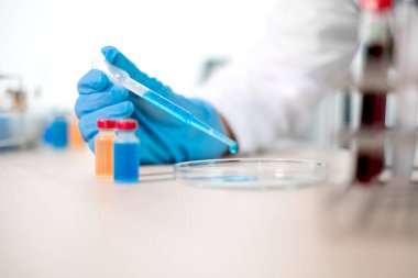 Profesyonel doktorlar aşı önleme ve viral enfeksiyonlardan korunmak için aşı örnekleri test edip analiz ederler. Tıbbi ve sağlık hizmetleri kavramları.