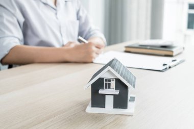 Emlak yatırımları ve kira sözleşmeleri için çalışan ajanlar, ev sigortası satın alma ve müşteriler için satın alma onayı.