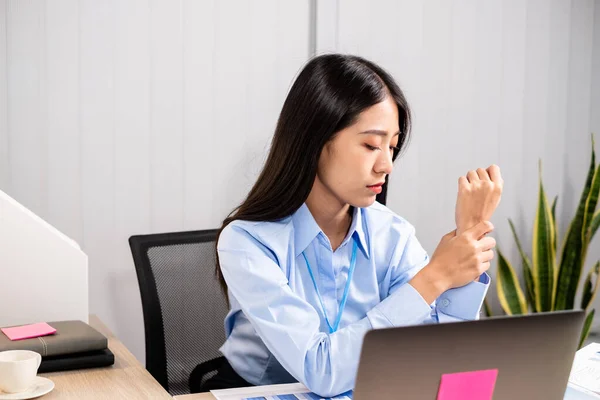 Eine Asiatin Sitzt Mit Laptop Und Handgelenkschmerzen Büro Und Macht — Stockfoto