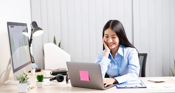 Mulher Asiática Trabalhando Laptop Com Sorriso Alegre Feliz Enquanto Trabalhava — Fotografia de Stock