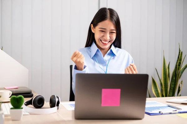 Mulher Asiática Trabalhando Laptop Com Sorriso Alegre Feliz Enquanto Trabalhava — Fotografia de Stock