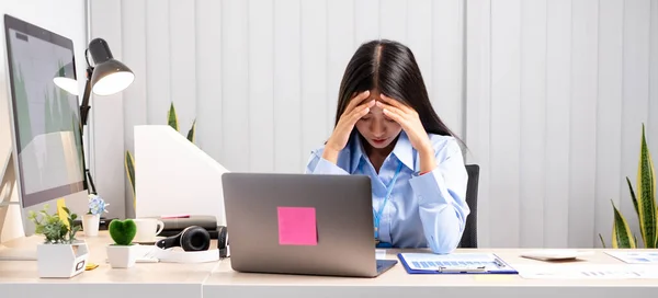 일하는 아시아 여성들은 직장에서 스트레스를 피곤하고 사무실에서 일하는 동안힘들게 일하다가 — 스톡 사진