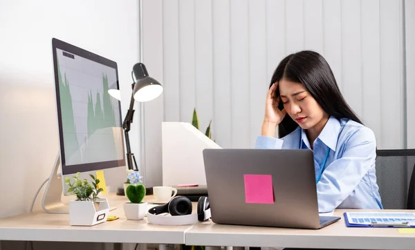 工作的亚洲妇女在办公室工作时感到压力大 工作累 因努力工作而头疼 — 图库照片