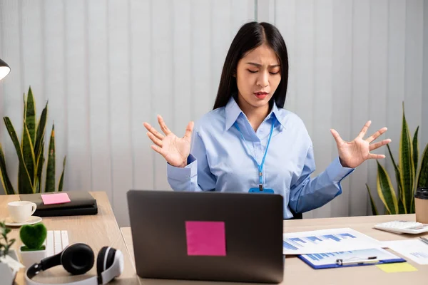 Berufstätige Asiatische Frauen Fühlen Sich Gestresst Müde Von Der Arbeit — Stockfoto