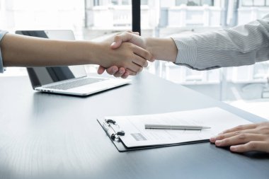 Dost canlısı iş adamları ve yöneticiler, iş sözleşmeleri, işe alım ve istihdam kavramlarıyla yapılan başarılı anlaşmanın ardından el sıkışıyorlar..