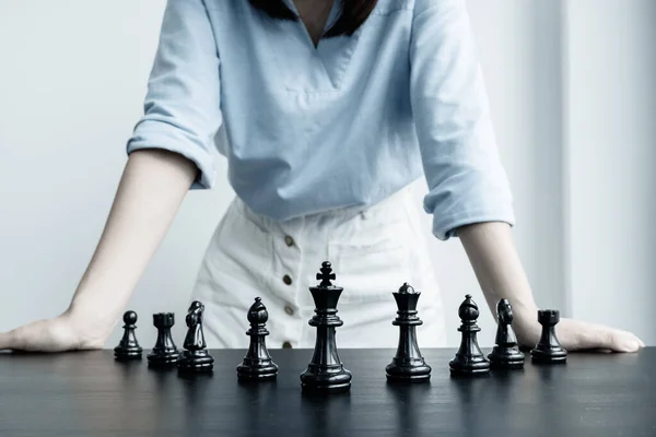 Руки Деловых Женщин Занимающихся Шахматами Шахматных Соревнованиях Демонстрируют Лидерство Последовательность — стоковое фото