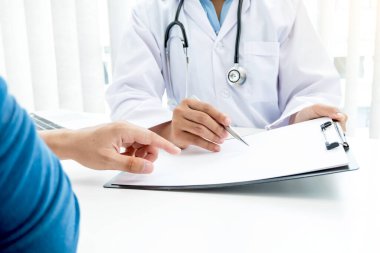 Kadın doktor hastanın geçmişinin incelenmesine oturdu ve semptomları netleştirmek için hastayı dinlemeye hazırdı. Tedavi ve sağlık kavramı.