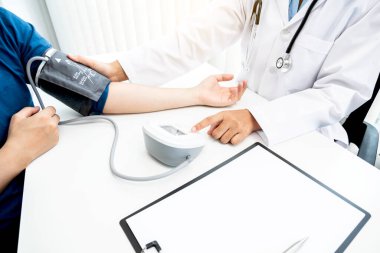 Doktor kan basıncını ölçtü, hasta kalp atışlarını inceledi ve sağlık hizmetlerinden yakından bahsetti..