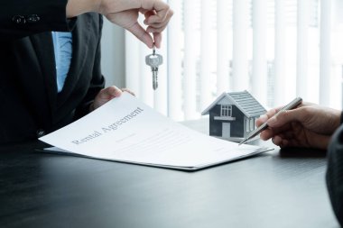 Emlak komisyoncusu imzayı attıktan sonra ev anahtarını yeni sahibine teslim etti. Ev kiralama ve ev sigortası resmi olarak tamamlandı..