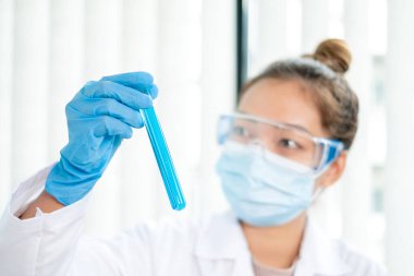 Tıp bilimcileri kimyasal laboratuarlardaki viral verileri analiz etmek için tüp bebek kimyasalları üzerinde deney yaptılar. Bilimsel araştırma kavramları.