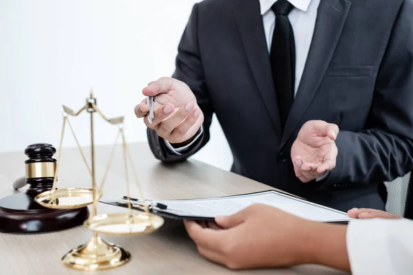 Advogado Sexo Masculino Juiz Assessorando Clientes Sobre Justiça Judicial Acusação — Fotografia de Stock