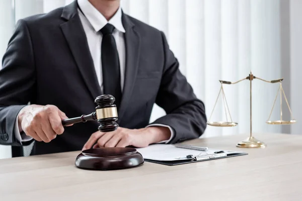 Martelo Juízes Advogados Profissionais Sexo Masculino Trabalham Escritório Advocacia Escalas — Fotografia de Stock