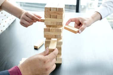 Üç el tahta bloklar, kumar, tahta bloklar. Yönetim ve strateji planı, büyüme işi başarı süreci ve takım çalışması riskini kavrayın.