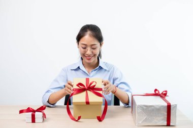 Asyalı kadınlar sürpriz kutuyu açmaktan mutluluk duyarlar. Bayramlarda, Noel 'de, doğum gününde ya da Sevgililer Günü' nde heyecanla, neşeyle ve gülümsemeyle şaşkına dönerler..