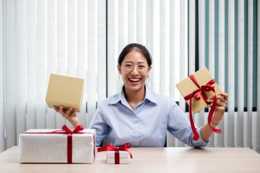 Asyalı kadınlar sürpriz kutuyu açmaktan mutluluk duyarlar. Bayramlarda, Noel 'de, doğum gününde ya da Sevgililer Günü' nde heyecanla, neşeyle ve gülümsemeyle şaşkına dönerler..