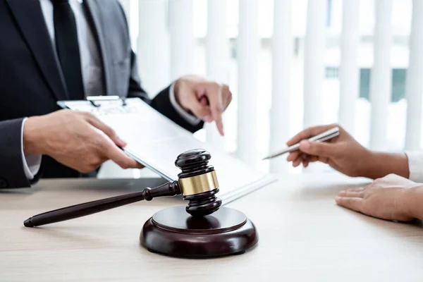 Een Mannelijke Advocaat Een Rechter Die Cliënten Adviseert Justitie Vervolging — Stockfoto