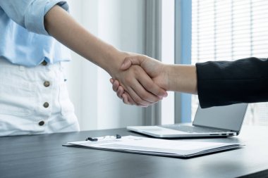 Dost canlısı iş adamları ve yöneticiler, iş sözleşmeleri, işe alım ve istihdam kavramlarıyla yapılan başarılı anlaşmanın ardından el sıkışıyorlar..