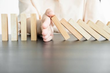 İş kadınının elleri tahta bir bloğu kumar oynayarak engelliyor. Yönetim ve strateji planını kabul et, işi başarıya kadar koru.