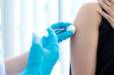 Erkek doktorlar hastanelerde, sağlık hizmetlerinde ve tıbbi konseptlerde salgın hastalıkları önlemek için şırıngalarla aşılandılar..