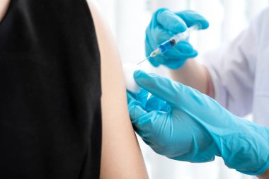 Erkek doktorlar hastanelerde, sağlık hizmetlerinde ve tıbbi konseptlerde salgın hastalıkları önlemek için şırıngalarla aşılandılar..